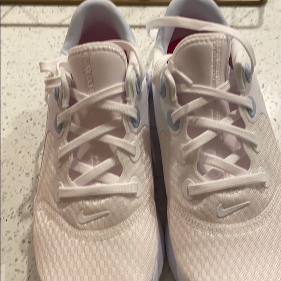 Women’s Nike sneakers brand new - Picture 2 of 4